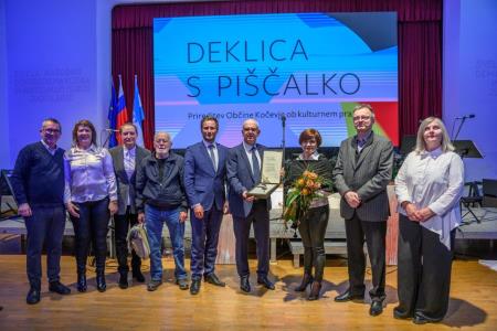 Deklica s piščalko-59